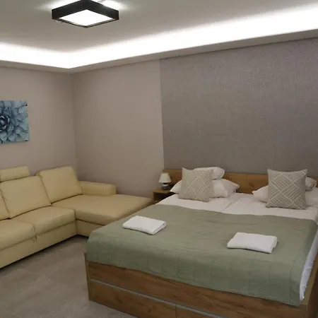Carbon Aparthotel *